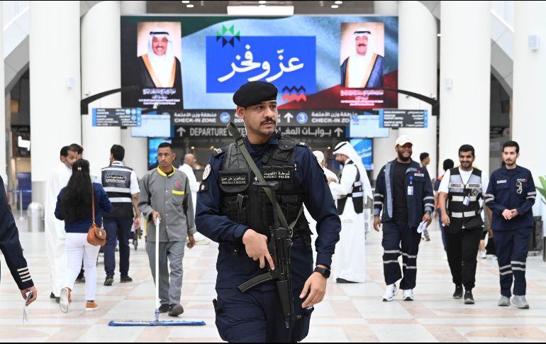 Policía en la terminal 1 del Aeropuerto Internacional de Kuwait, que apenas el lunes había reabierto y hoy volvió a ser atacado. XINHUA/Asad