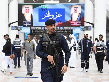 Policía en la terminal 1 del Aeropuerto Internacional de Kuwait, que apenas el lunes había reabierto y hoy volvió a ser atacado. XINHUA/Asad