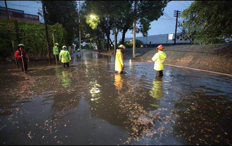 Algunas de las avenidas más importantes del Área Metropolitana de Guadalajara presentan encharcamientos significativos. ESPECIAL/Bomberos Guadalajara