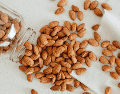Aunque no existe un alimento milagroso para controlar el colesterol, consumir alrededor de 23 almendras al día suele considerarse una porción adecuada para aprovechar sus propiedades nutricionales dentro de un estilo de vida saludable.  CANVA