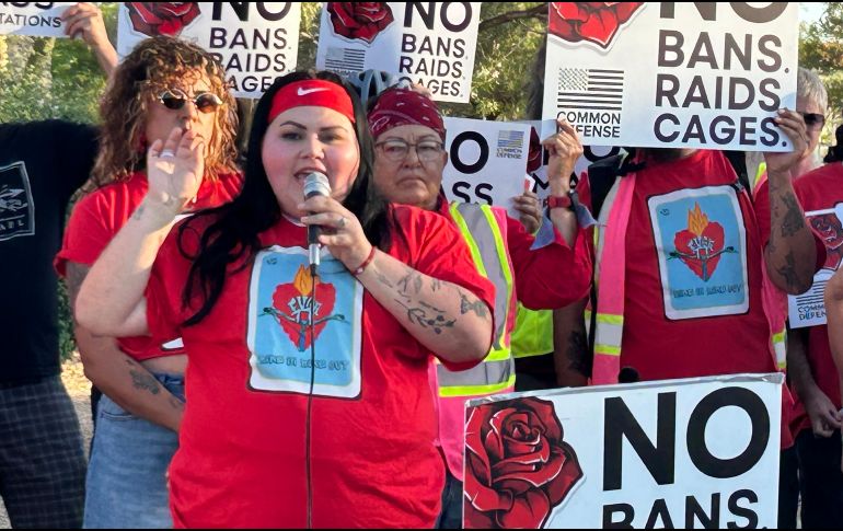 Fotografía del 30 de mayo de 206 que muestra a la 'influencer' mexicana Karla Toledo, hablando durante un evento en contra de los arrestos y deportaciones, en el Centro Comunitario en Tucson, Arizona. EFE/ M. León