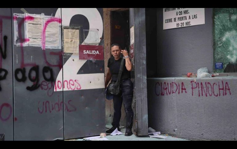 Además de los destrozos, se reportó a una mujer policía auxiliar que resultó intoxicada por el humo generado por el fuego. SUN/L. Camacho