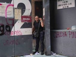 Además de los destrozos, se reportó a una mujer policía auxiliar que resultó intoxicada por el humo generado por el fuego. SUN/L. Camacho