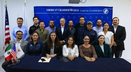 Laguna de Atotonilco en la AmCham Guadalajara: foto oficial con presidentes municipales y autoridades involucradas en el proyecto. EL INFORMADOR / J. Acosta