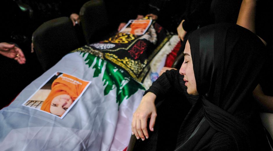 La localidad de Wardanieh, en Líbano, despide a una familia de seis miembros fallecida en un bombardeo israelí contra Marwanieh, en el sur del país. EFE/E. Gutiérrez