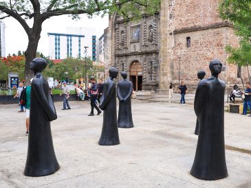 La intervención artística "Los Contemplarios" fue instalada entre los templos de San Francisco y Aránzazu. EL INFORMADOR/J. Acosta