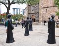 La intervención artística "Los Contemplarios" fue instalada entre los templos de San Francisco y Aránzazu. EL INFORMADOR/J. Acosta