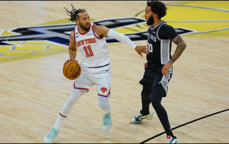 Jalen Brunson lideró a los Knicks con 30 puntos para tomar ventaja en Las Finales de la NBA ante San Antonio. EFE/ Carlos Ramírez