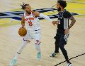 Jalen Brunson lideró a los Knicks con 30 puntos para tomar ventaja en Las Finales de la NBA ante San Antonio. EFE/ Carlos Ramírez