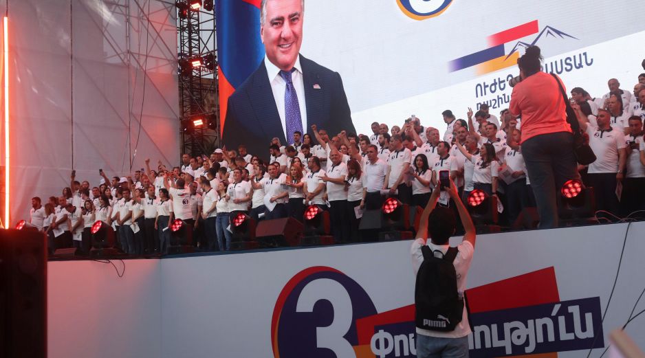 Armenia Fuerte, el principal partido opositor del país caucásico, cerró hoy la campaña electoral con un multitudinario mitin en el corazón de la capital, Ereván. EFE/B. Arslanián