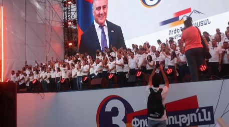 Armenia Fuerte, el principal partido opositor del país caucásico, cerró hoy la campaña electoral con un multitudinario mitin en el corazón de la capital, Ereván. EFE/B. Arslanián