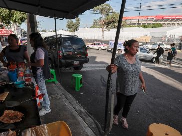 Juana Cruz (d), residente de un barrio cercano al estadio Ciudad de México. EFE / ARCHIVO