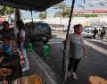 Juana Cruz (d), residente de un barrio cercano al estadio Ciudad de México. EFE / ARCHIVO