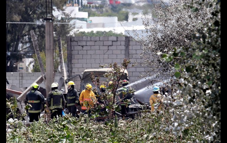 Múltiples videos captados por ciudadanos muestran enormes columnas de humo negro y llamaradas que alcanzaron decenas de metros de altura. EFE/H. Ríos