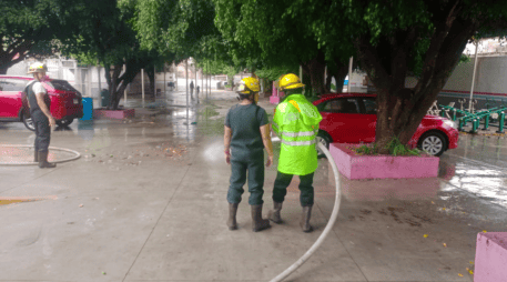 Protección Civil y Bomberos evacuan a primaria luego de desbordamiento de canal. Protección Civil y Bomberos.