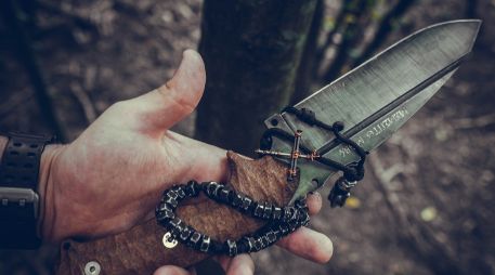 Clavar un cuchillo en época de lluvias es un truco muy popular entre los tapatíos a pesar de que la mayoría piensa que es sólo un mito. ESPECIAL/PIXABAY