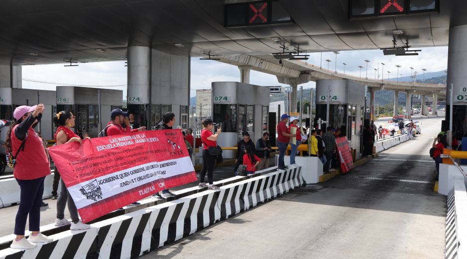 Integrantes de la Coordinadora Nacional de Trabajadores de la Educación (CNTE) toman una caseta de peaje durante una manifestación este jueves, en la Ciudad de México. EFE/M. Hartz