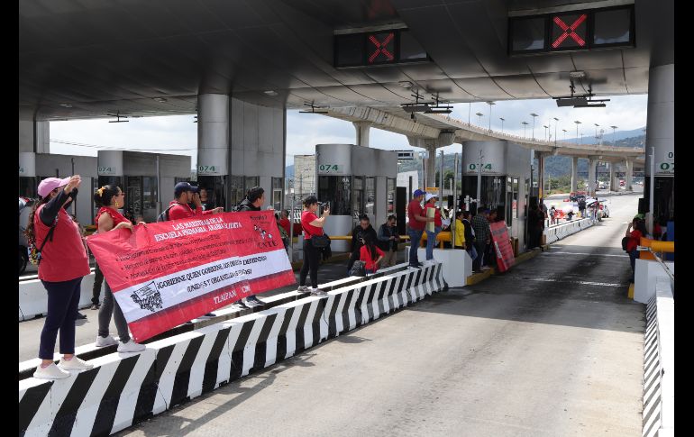 Integrantes de la Coordinadora Nacional de Trabajadores de la Educación (CNTE) toman una caseta de peaje durante una manifestación este jueves, en la Ciudad de México. EFE/M. Hartz