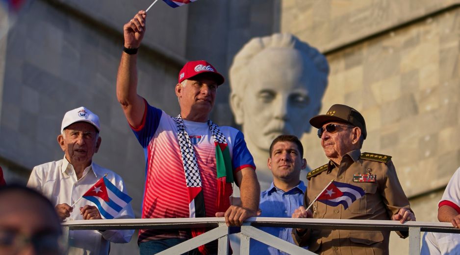 Raúl Castro (d) observa el desfile del Primero de Mayo acompañado por el presidente de Cuba, Miguel Díaz-Canel (2i) y su nieto, Raúl Guillermo Rodríguez Castro (c), en la Plaza de la Revolución. AP/ARCHIVO