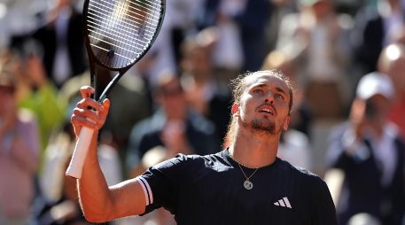 Zverev se mostró más sólido desde el fondo de la pista de arcilla roja durante la Semifinal del Roland Garros. EFE / T. Suárez