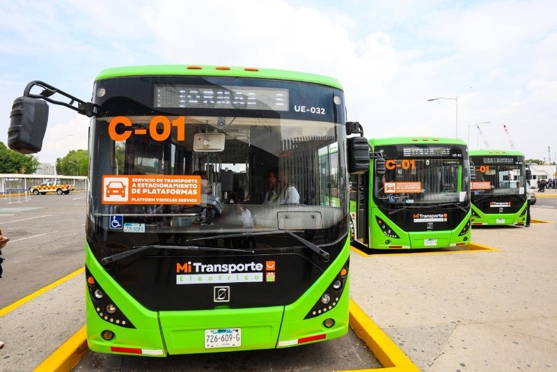 Las y los visitantes podrán abordar una de las hasta 8 unidades disponibles que moverán a las y los pasajeros desde el aeropuerto y hasta la terminal de vehículos de plataforma; el servicio es gratuito. EL INFORMADOR / A. Navarro&nbsp;