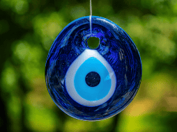 Aunque las creencias sobre la suerte varían según la cultura y la experiencia personal, los talismanes continúan formando parte de tradiciones que han sobrevivido durante siglos. CANVA