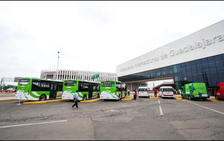 Las y los visitantes podrán abordar una de las hasta 8 unidades disponibles que moverán a las y los pasajeros desde el aeropuerto y hasta la terminal de vehículos de plataforma. EL INFORMADOR / A. Navarro
