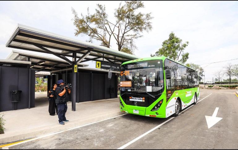 La zona de shuttles del Aeropuerto, a no más de 20 pasos de las puertas de la terminal aeroportuaria. EL INFROMADOR / A. Navarro