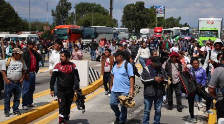 Maestros pertenecientes al CNTE toman la caseta San Marcos México-Puebla para dar el paso libre en ambos sentidos. SUN/L. Camacho