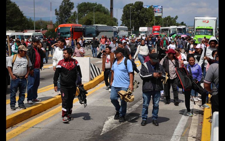 Maestros pertenecientes al CNTE toman la caseta San Marcos México-Puebla para dar el paso libre en ambos sentidos. SUN/L. Camacho