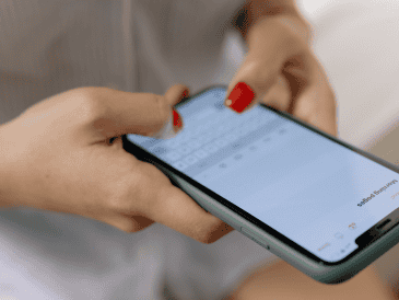 El propósito de este trámite es combatir el anonimato para prevenir y reducir delitos como la extorsión y el fraude telefónico. CANVA