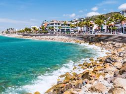 Datos de Google Trends muestran que destinos como Puerto Vallarta y la región de Costalegre se encuentran entre los más buscados por turistas que desean combinar el futbol con días de descanso. ESPECIAL / CANVA