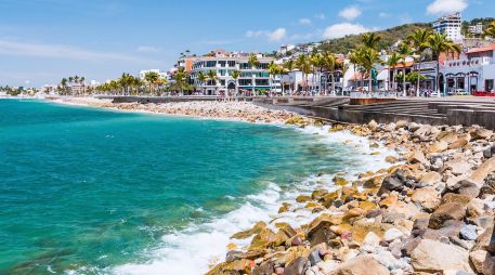 Datos de Google Trends muestran que destinos como Puerto Vallarta y la región de Costalegre se encuentran entre los más buscados por turistas que desean combinar el futbol con días de descanso. ESPECIAL / CANVA
