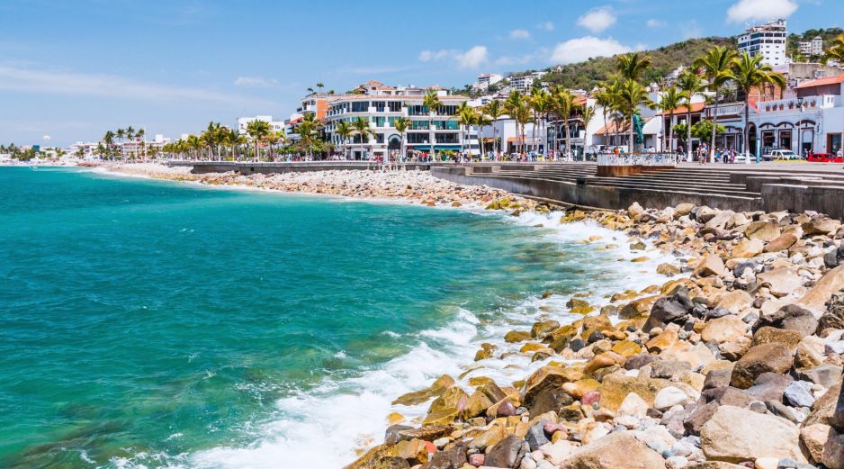 Datos de Google Trends muestran que destinos como Puerto Vallarta y la región de Costalegre se encuentran entre los más buscados por turistas que desean combinar el futbol con días de descanso. ESPECIAL / CANVA