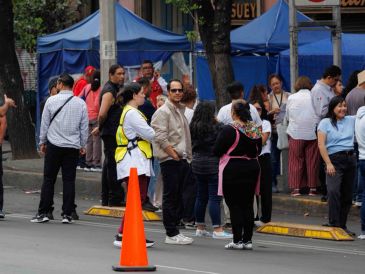 Algunos edificios de la Ciudad de México fueron evacuados debido al temblor que fue perceptible. SUN/O. Alvarado