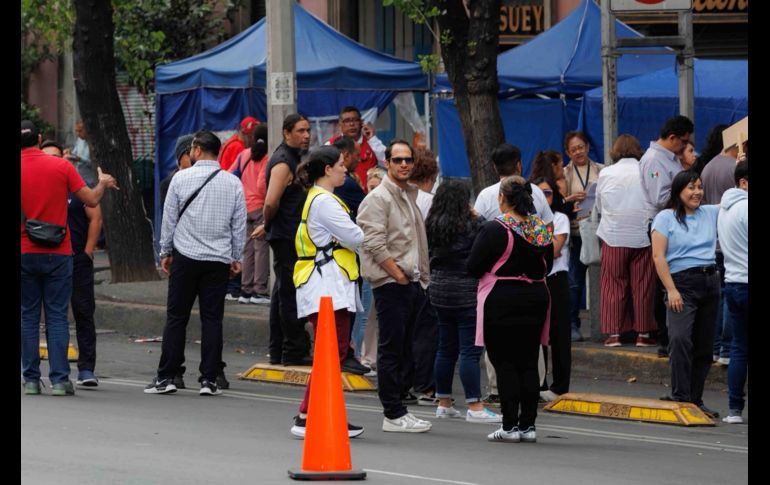 Algunos edificios de la Ciudad de México fueron evacuados debido al temblor que fue perceptible. SUN/O. Alvarado