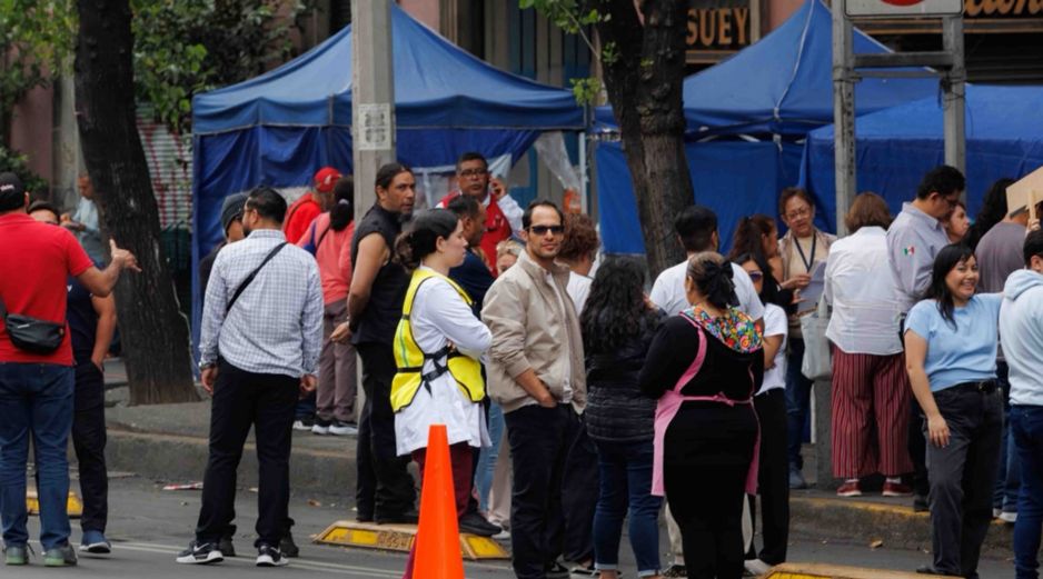 Algunos edificios de la Ciudad de México fueron evacuados debido al temblor que fue perceptible. SUN/O. Alvarado