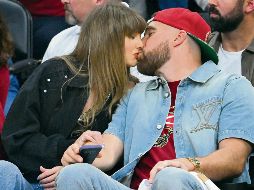 La cantante Taylor Swift y Travis Kelce se besan durante el tercer partido de New York Knicks, en el Rocket Arena el 23 de mayo de 2026. AFP