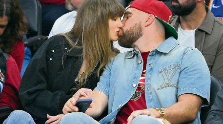 La cantante Taylor Swift y Travis Kelce se besan durante el tercer partido de New York Knicks, en el Rocket Arena el 23 de mayo de 2026. AFP