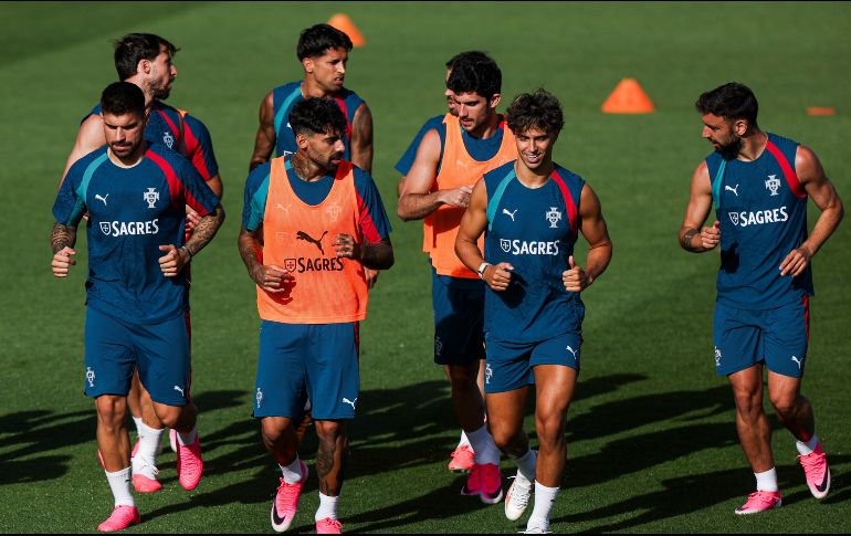 Jugadores de Portugal en el entrenamiento previo al juego contra Chile. EFE/J. Sena