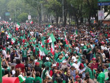 Entre mojigangas, bailarines folclóricos y hasta luchadores, los mexicanos se pusieron a bailar luego de romper un Récord Guinness. EFE/M. Hartz