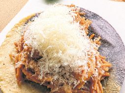 Taco de fideo seco con camarón, con una tortilla recién hecha de maíz bicolor. ESPECIAL