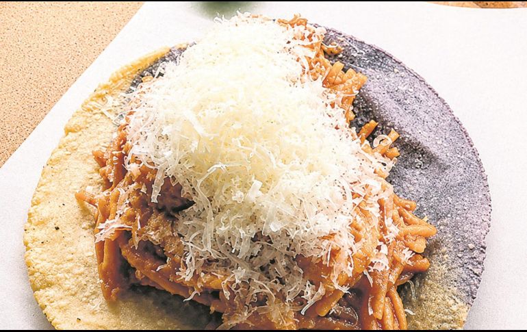 Taco de fideo seco con camarón, con una tortilla recién hecha de maíz bicolor. ESPECIAL