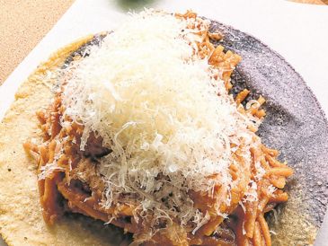 Taco de fideo seco con camarón, con una tortilla recién hecha de maíz bicolor. ESPECIAL