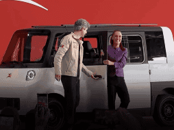 La Presidenta Claudia Sheinbaum llega a la Base Militar de Santa Lucía conduciendo el primer auto eléctrico hecho en México. GOBIERNO DE MÉXICO
