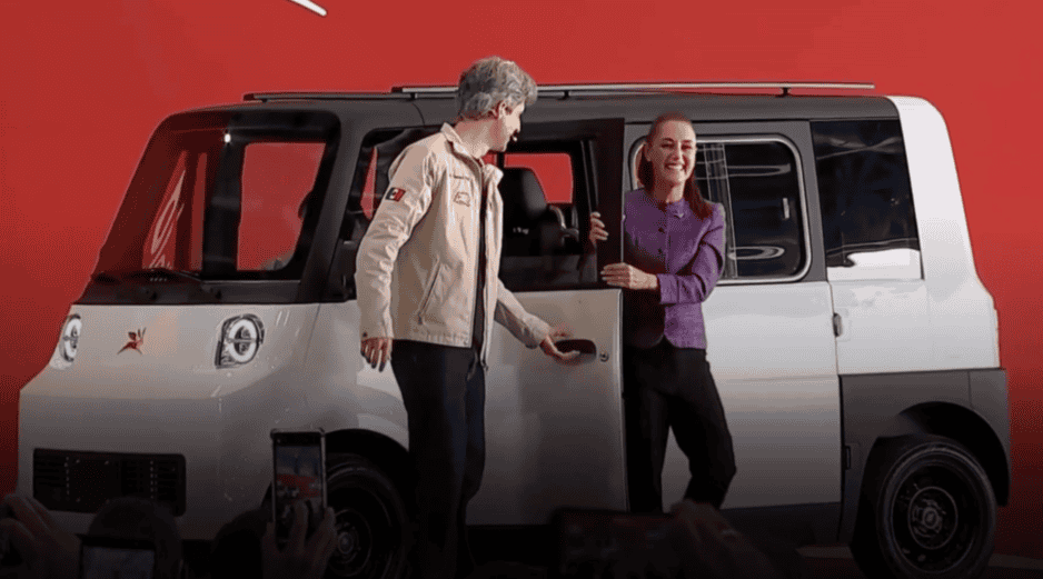 La Presidenta Claudia Sheinbaum llega a la Base Militar de Santa Lucía conduciendo el primer auto eléctrico hecho en México. GOBIERNO DE MÉXICO
