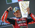 Marc Márquez logró su victoria número 100 en Grandes Premios tras imponerse a Pedro Acosta en un emocionante duelo en Hungría. EFE/ Z. Czegledi.