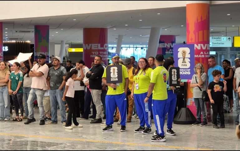 En el Aeropuerto de Guadalajara ya se respira el futbol con la llegada de los primeros aficionados. EL INFORMADOR / R. BOBADILLA