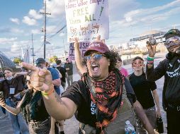 Migrantes participan en una manifestación contra las políticas del ICE en Estados Unidos. AFP