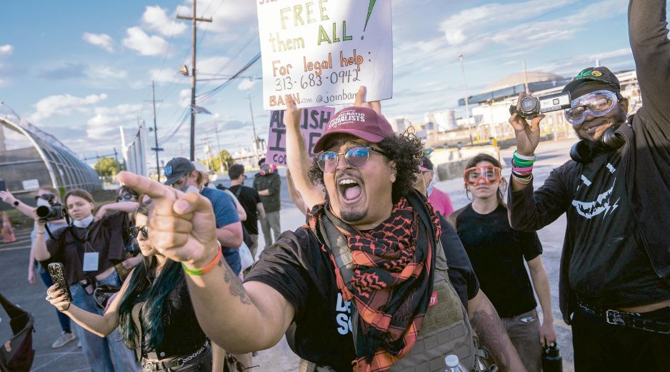 Migrantes participan en una manifestación contra las políticas del ICE en Estados Unidos. AFP